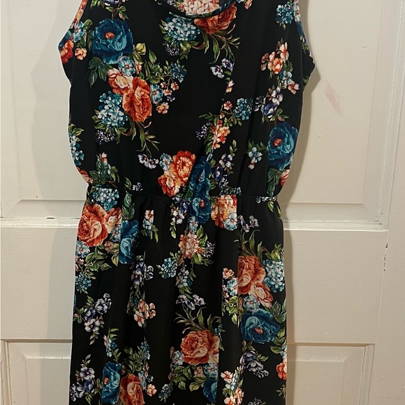 U 2 B flowered dress with v back hem on bottom dress - Picture 2 of 3